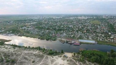 Dnipro nehir ve Kherson city quay hava atış yaz ına güneşli bir günde