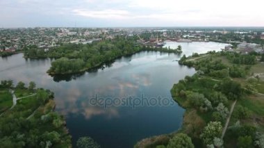 Küçük adacıklar ve yaz aylarında Dnipro Nehri'nin yeşil nehir hava atış