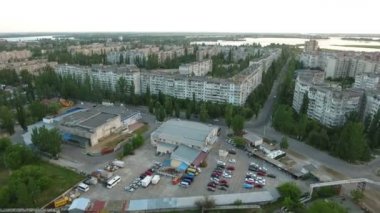 Kherson şehir ve park yerinde, binalar, geniş kavşak hava atış