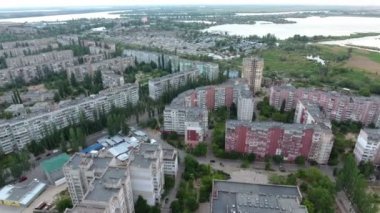 Hava atış, Kherson şehir multistoreyed binalar ve yaz aylarında yeşil park