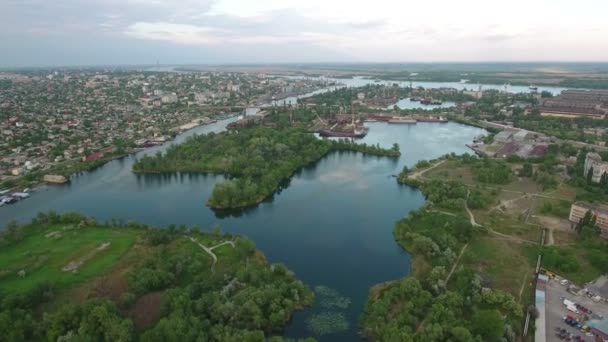 Luftaufnahme des Flusses Dnipro, der Stadt Cherson und des Wasserparks an einem sonnigen Sommertag — Stockvideo