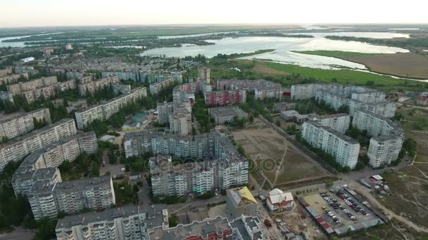 Foto aérea de paisaje urbano y paisaje fluvial de Kherson en un día soleado en verano — Vídeo de stock