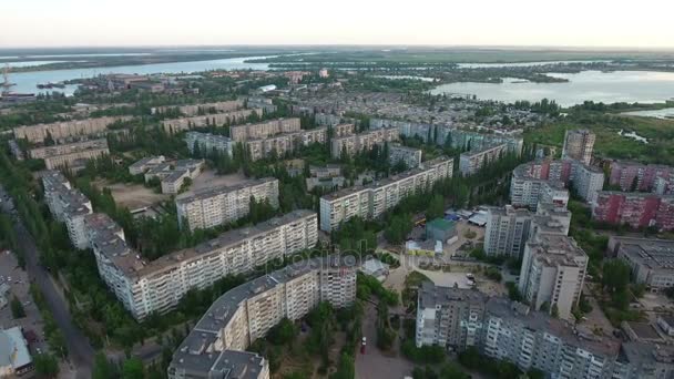 Luchtfoto van Kherson met de rijen van gebouwen, de rivieroevers en greenary — Stockvideo
