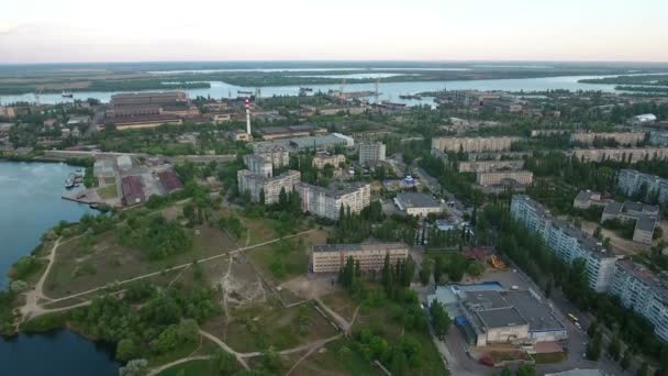 Dnipro Nehri'nin ve güneşli bir günde onun kıyısında Kherson city hava atış — Stok video