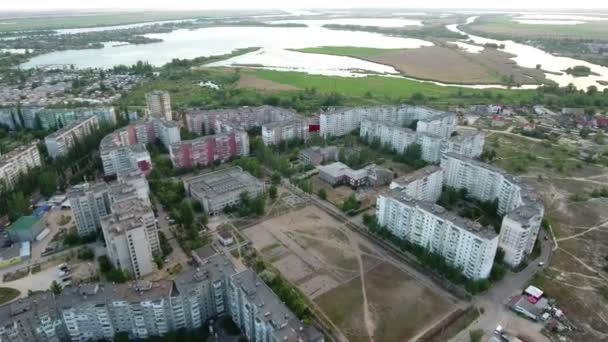 Plano aéreo de Kherson y sus edificios de varios pisos, así como el Dnipro — Vídeos de Stock