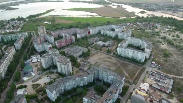 Foto aérea de la ciudad de Kherson y la orilla del río Dnipro en un día soleado en verano — Vídeos de Stock