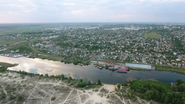 Tiro aéreo do rio Dnipro e do cais da cidade de Kherson em um dia ensolarado no verão — Vídeo de Stock