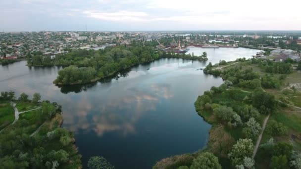Foto aérea de islotes pequeños y riberas verdes del río Dnipro en verano — Vídeo de stock