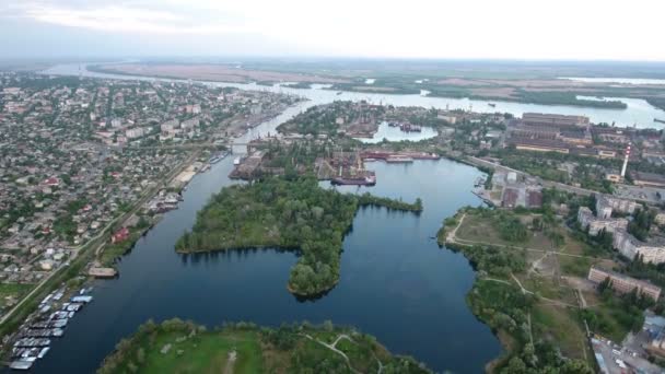 Tembakan udara dari sungai Dnipro dan hydropark di Kherson di musim panas — Stok Video
