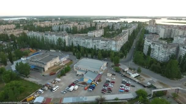 Luchtfoto van Kherson stad en haar brede doorsnede, parking lot, gebouwen — Stockvideo