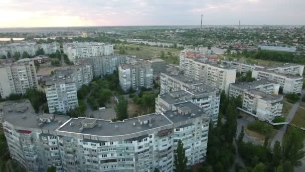 Fotografia aérea da cidade de Kherson com seus blocos de apartamentos largos e longos no verão — Vídeo de Stock