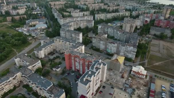 Luftaufnahme der Stadt Cherson mit ihren grünen Parks und Straßen an einem sonnigen Tag — Stockvideo