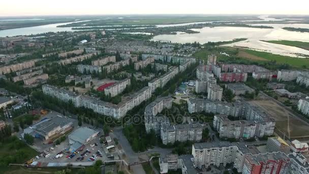 Foto aérea de la ciudad de Kherson con sus riberas y verdor en verano — Vídeos de Stock