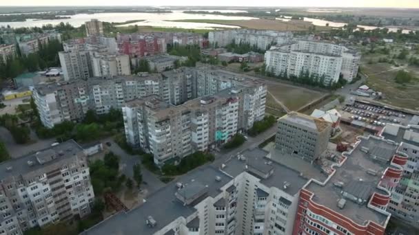 Luftaufnahme der Wohnblocks der Stadt Cherson und des Flusses Dnipro aus der Ferne — Stockvideo