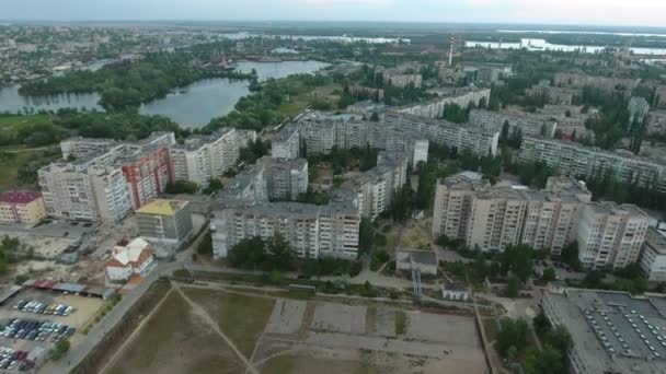 Tiro aéreo de edifícios da cidade de Kherson e do rio Dnipro visto distante — Vídeo de Stock