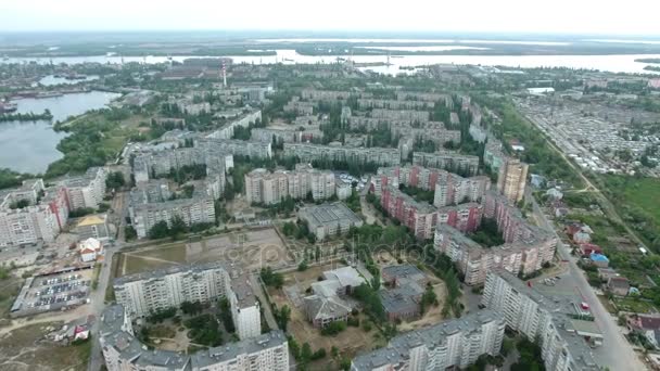 Foto udara kota Kherson dengan bangunan modern, taman hijau dan jalan-jalan — Stok Video