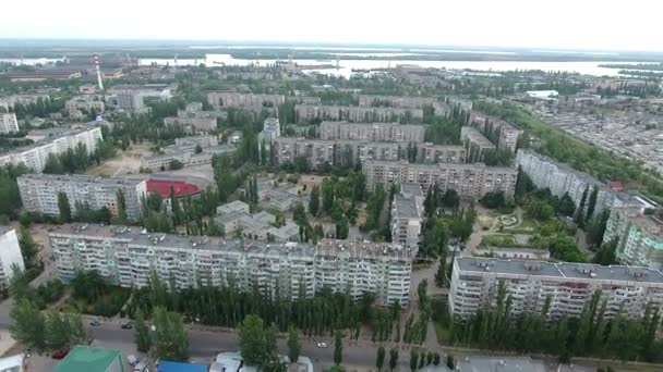 Vista de pájaro del paisaje urbano de Kherson con sus bloques de apartamentos y calles — Vídeo de stock