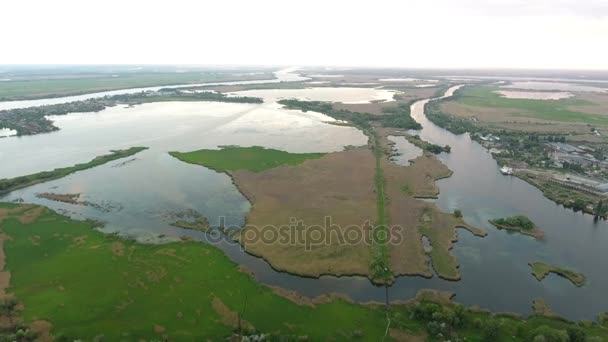 Foto aerea del bacino del fiume Dnipro e un piccolo isolotto in una giornata di sole — Video Stock