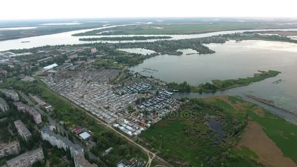 Повітряний постріл берегової лінії річки Дніпро та Херсонської області Домівки дачні — стокове відео