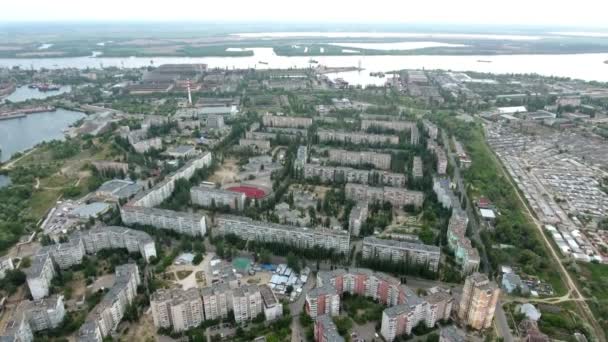 Foto aérea de una costa con curvas del río Dnipro y el muelle de Kherson en verano — Vídeos de Stock