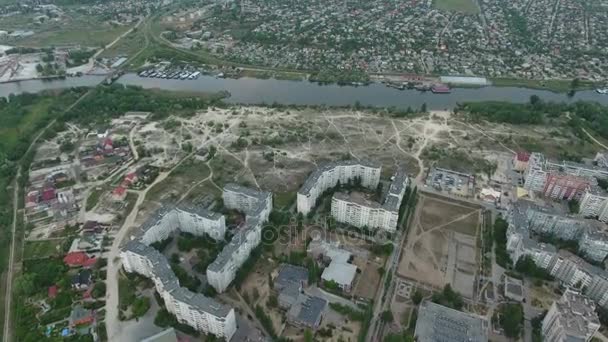 Tiro aéreo do rio Dnipro e aterro da cidade de Kherson no verão — Vídeo de Stock