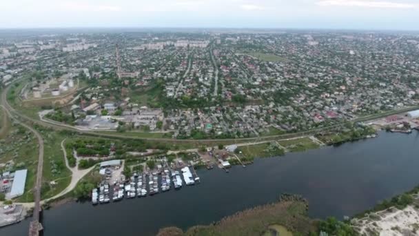 Vue aérienne de la rivière Dnipro et de la banlieue de Kherson au début du printemps — Video