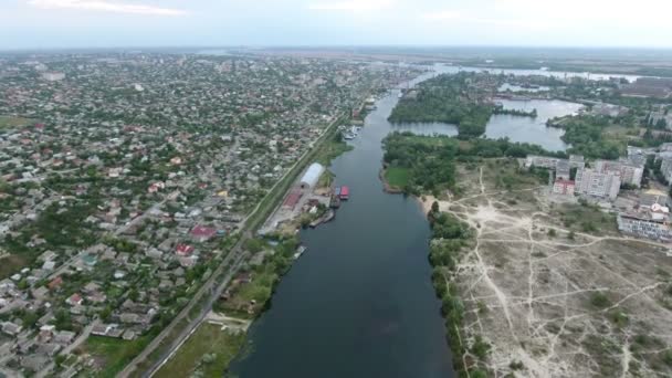 Luftaufnahme des Flusses Dnipro und des Ufers der Stadt Cherson im Sommer — Stockvideo