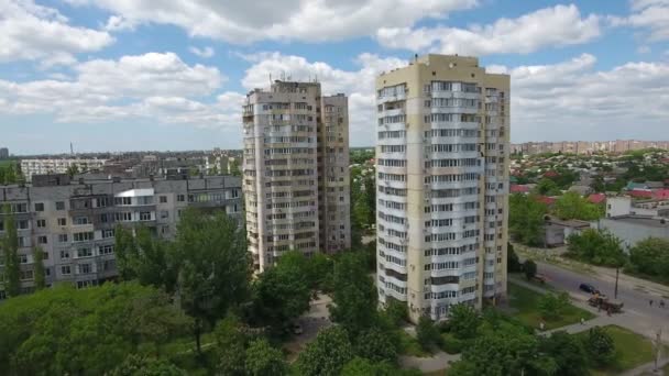 Aerial zoom out shot of two Kherson skyscrappers in a sunny day in summer — Stock Video