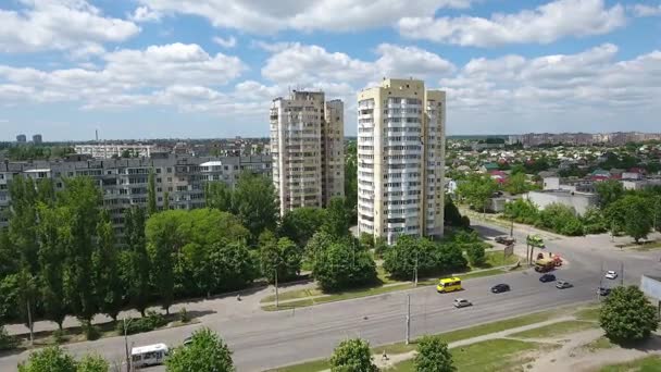 Zdjęcia lotnicze z dwóch mieszkalnych skyscrappers w Chersoniu, w słoneczny dzień w lecie — Wideo stockowe