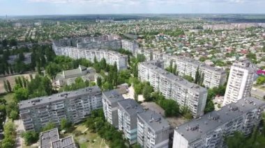Kherson şehir, multistoreyed binalar, güzel ve yeşil sokak hava atış
