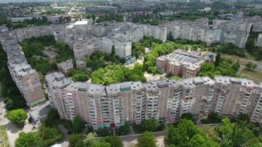 Bir büyük ve düzgün vücutlu multistoreyed blok içinde Kherson yaz aylarında hava atış