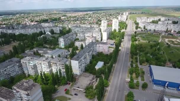 Plano aéreo de los edificios de la ciudad de Kherson dividido por una perspectiva larga y moderna — Vídeo de stock