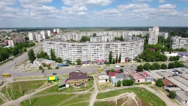 Foto aérea de la ciudad de Kherson, sus edificios de varios pisos, parques amplios y verdes — Vídeo de stock