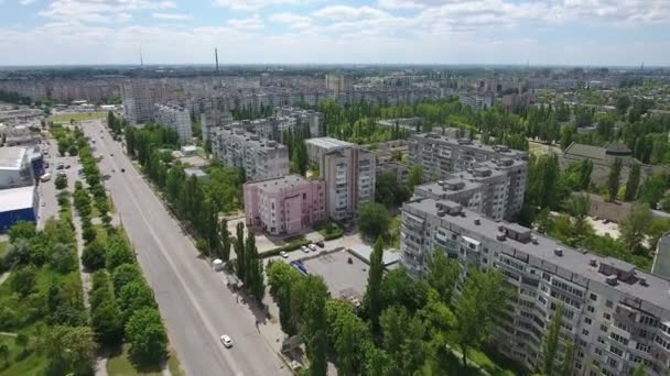 Zdjęcia lotnicze z budynków w mieście Kherson podzielona przez długi i nowoczesny perspektywa — Wideo stockowe