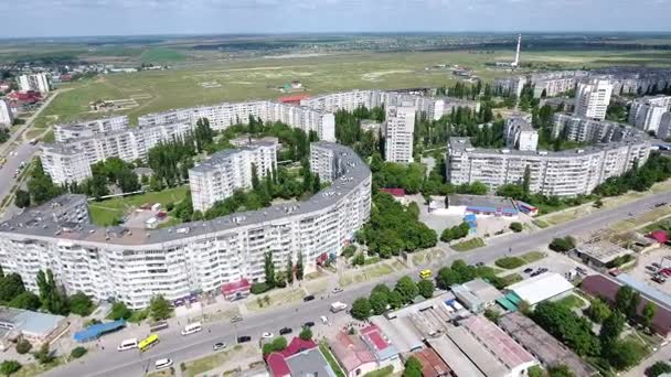 Luftaufnahme der Stadt Cherson, ihrer mehrstöckigen Gebäude, weitläufigen und grünen Parks — Stockvideo