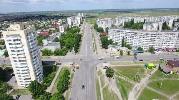 Hava güneşli bir gün şehirde Kherson Ukrayna, geniş bir kavşak kadeh — Stok video