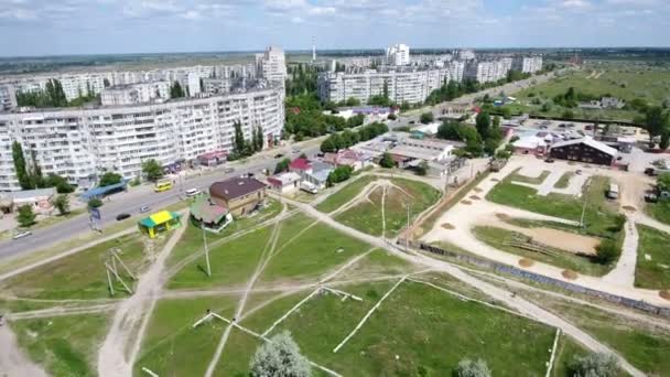 Luchtfoto van de stad van Kherson, multistoreyed gebouwen, breed en groene parken — Stockvideo