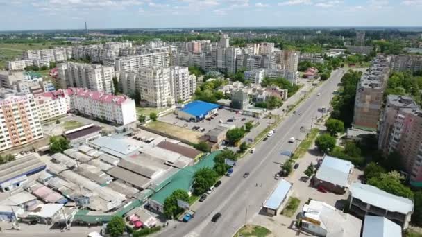 Kherson şehir, multistoreyed binalar, güzel ve yeşil sokak hava atış — Stok video