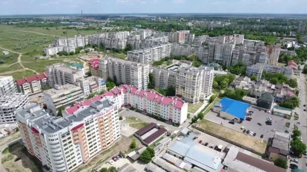 Luchtfoto van de gebouwen van de stad van Kherson met groene straten en parken in de zomer — Stockvideo