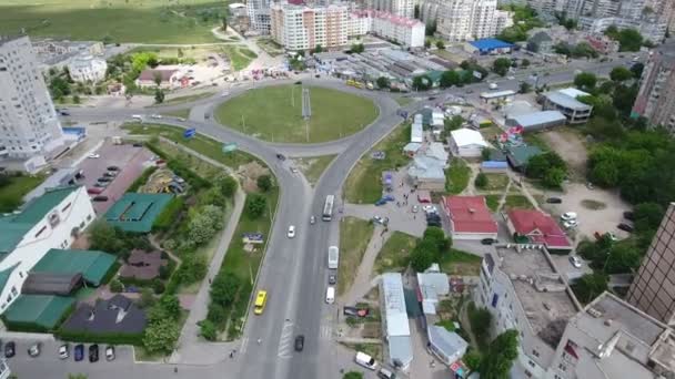 Tiro aéreo de Kherson com seus edifícios modernos e um cruzamento redondo — Vídeo de Stock