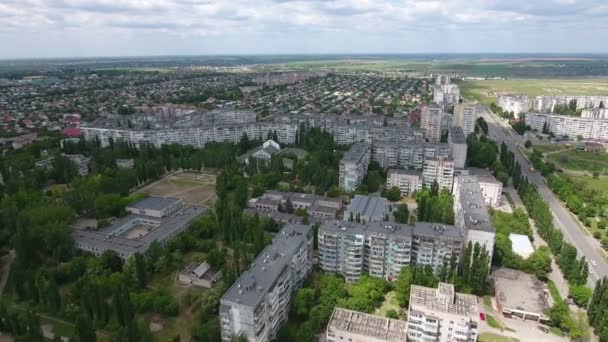 Tiro aéreo de centenas de edifícios de vários andares em Kherson em um dia ensolarado — Vídeo de Stock