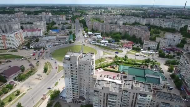 Foto aérea de Kherson con una gran intersección redonda en un día soleado en verano — Vídeos de Stock