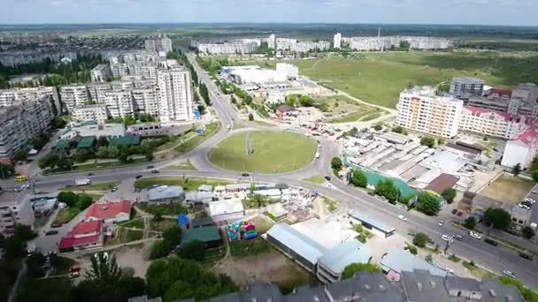 Kherson cityscape ve yaz aylarında büyük bir yuvarlak kavşak hava atış — Stok video