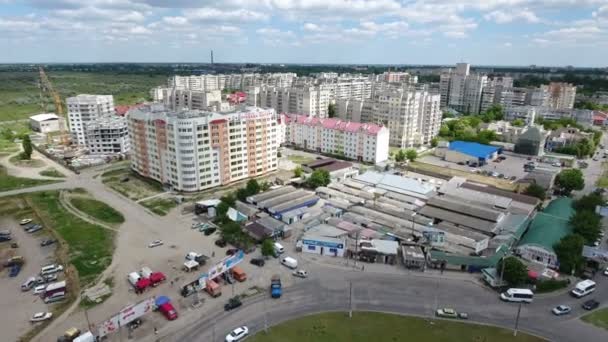 Luchtfoto van Kherson stad met mooi uitziende gebouwen en straten in de zomer — Stockvideo