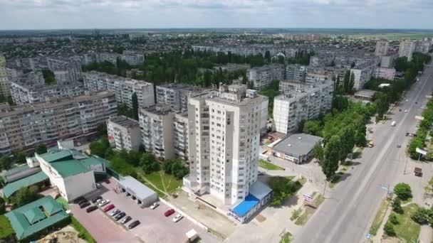 Luchtfoto van Kherson stad met mooi uitziende stadsgezicht en cloudscape in de zomer — Stockvideo