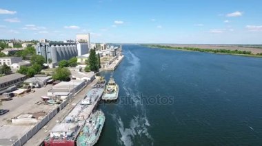 Dnipro ve yaz aylarında Turistik gemiler ile onun güzel quay hava atış