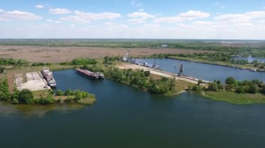 Dnipro ve dock ve gemi Kherson bölgesinde yaz aylarında hava atış