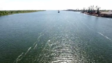 Güneşli bir günde, nehir kıyısında Dnipro ve Kherson noktasının hava atış 