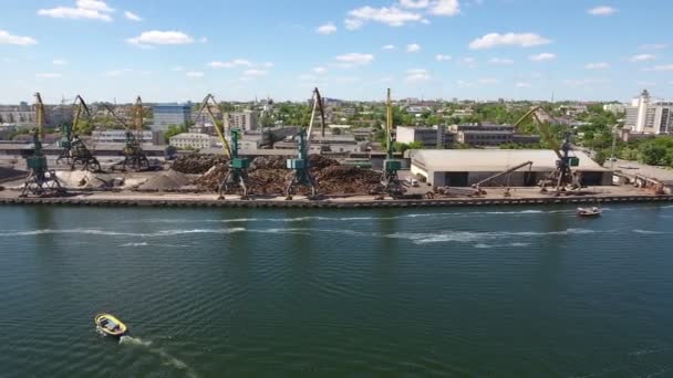 Letecký snímek Cherson přístavu na břehu řeky Dněpr v slunečný den v létě — Stock video