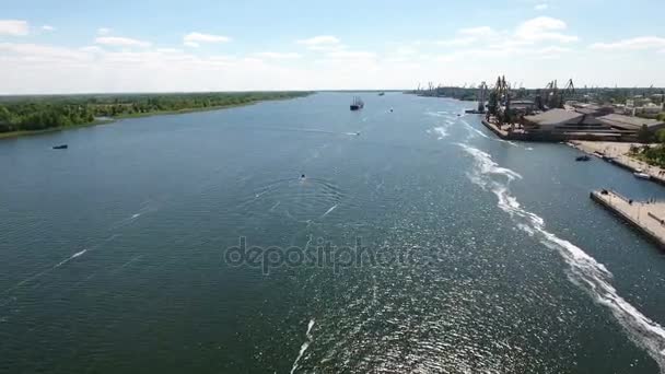 Vue aérienne du port de Kherson avec ses grues hautes et son impressionnant Dnipro 